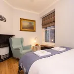 Luxurious, Modern 1BR Apartment near Castle